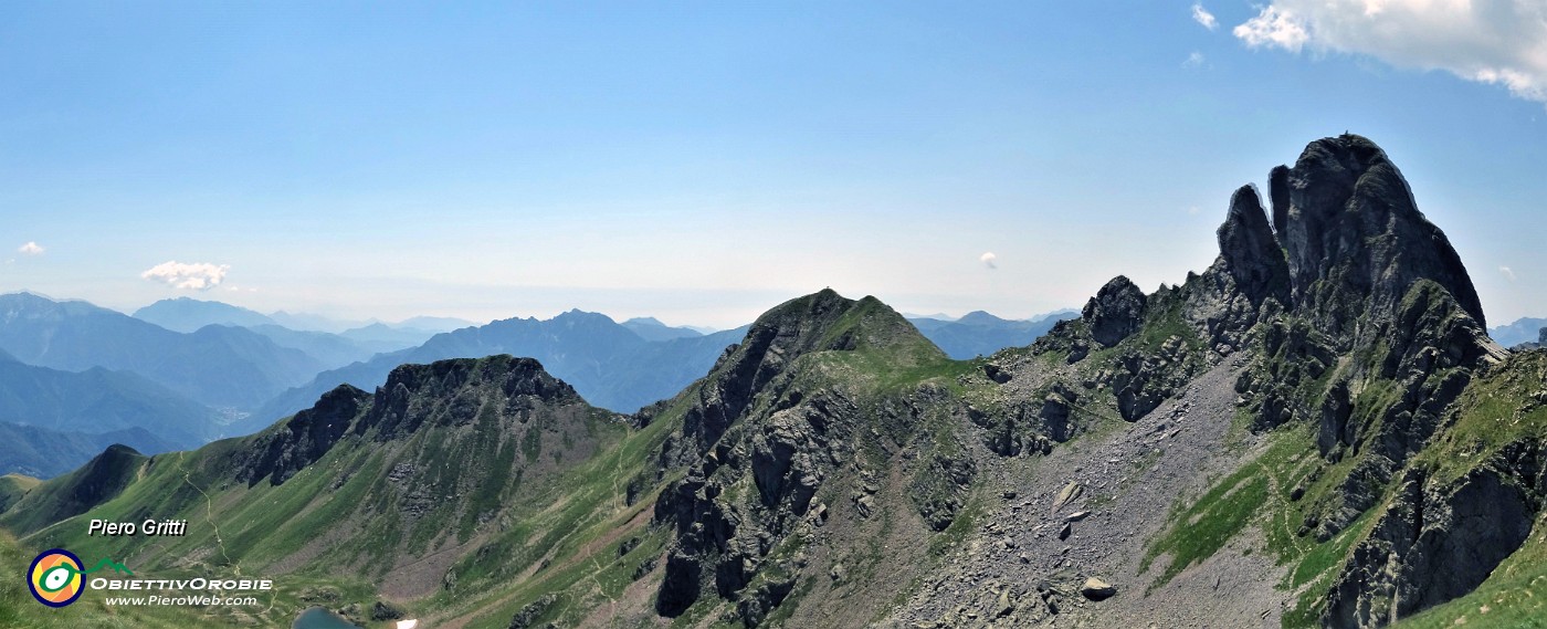 76 Scendiamo ai Laghi di Ponteranica con vista in Valletto. Tribortoi, Bocchetta e Cima Triomen.jpg